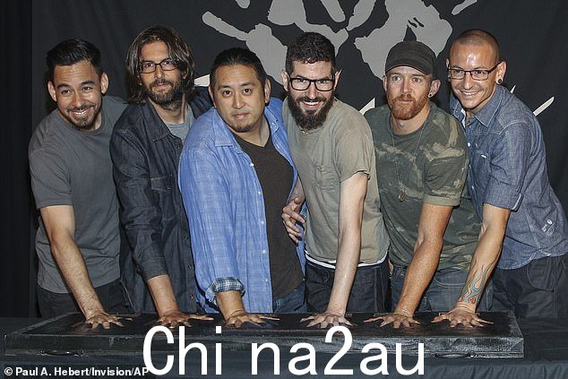 新的 Linkin Park 阵容还看到 Colin Brittain 取代 Rob Bourdon（左二）担任鼓手，称后者“决定退出”乐队 Shinoda 、 Bourdon、Hahn、Brad Delson、Dave Farrell 和 Bennington 出现在 2014 年