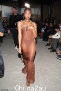 米兰时装周期间，诺曼尼 (Normani) 在莫斯奇诺 (Moschino) 秀场上穿着一件活泼的透明棕色连衣裙，遭遇了尴尬的衣柜事故