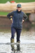 扎拉·廷德尔（Zara Tindall）在布伦海姆国际马术比赛中冒雨涉水穿过被洪水淹没的田野