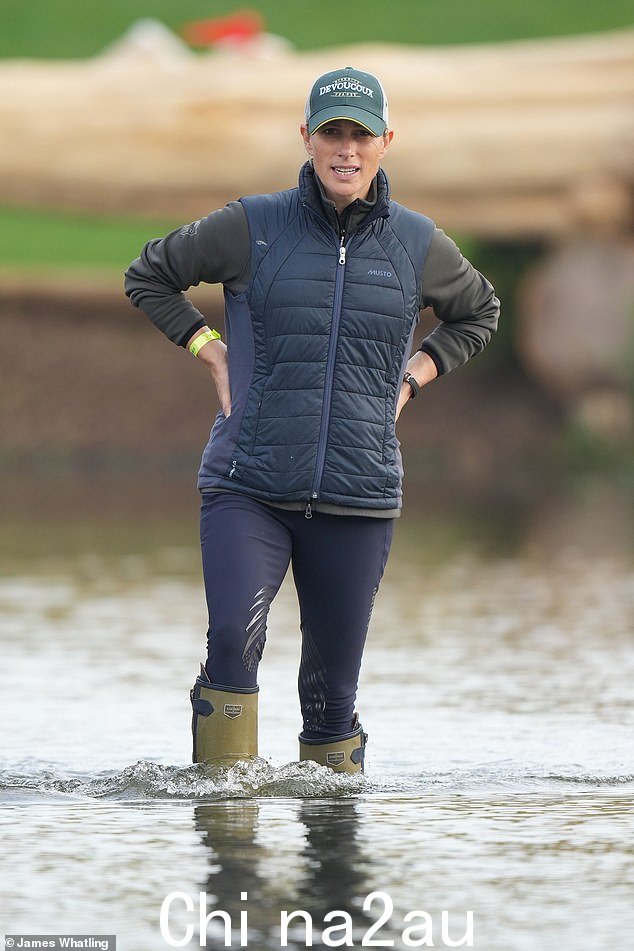 如图：Zara Tindall 的及膝绿色惠灵顿靴今天在布莱尼姆宫派上了用场