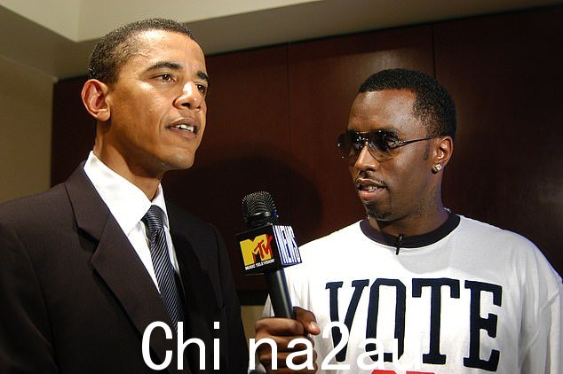 保守党重新提起了巴拉克·奥巴马 (Barack Obama) 和肖恩·迪迪·库姆斯 (Sean ' Diddy ' Combs) 在这位名誉扫地的说唱大亨因性交易被捕期间的交流，包括 2004 年这位名誉扫地的说唱大亨与当时的参议院候选人进行的一次采访在民主党全国委员会（如图）