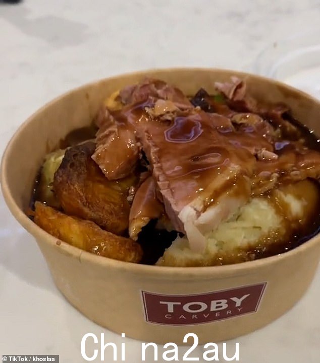 这位网红只需 3.5 英镑就能从 Toby Carvery 那里买到一份滚烫的烤晚餐。Ahe 在 TikTok 上发布了这段经历，称能得到这么多东西真是“疯狂”。物美价廉的优质食品