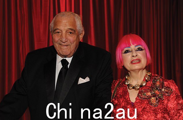 Dame Zandra Rhodes 与她的伴侣、华纳兄弟国际剧院前总裁萨拉赫·哈萨因 (Salah Hassanein) 合影。他们在她 50 多岁时相识，一直在一起，直到他于 2019 年去世。 98 岁