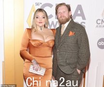 艾丽·金 (Elle King) 宣布她怀孕了，并在与前男友丹·图克 (Dan Tooker) 重聚几天后透露了第二个孩子的性别