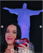 凯蒂·佩里 (Katy Perry) 穿着小比基尼展示了她傲人的臀部——在评论家猛烈抨击她的 143 专辑后