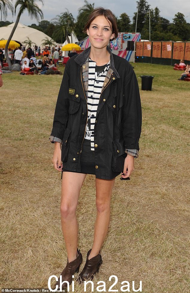 图：艾里珊·钟 (Alexa Chung) 穿着 Barbour 夹克出席 2008 年在切姆斯福德举行的 Virgin Mobile V Festival