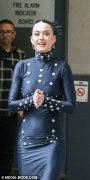 凯蒂·佩里 (Katy Perry) 在 AFL 总决赛亮相之前即兴见面并致意，令墨尔本粉丝兴奋不已