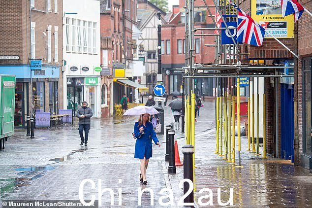 今天早上，由于雨继续下着，通勤者带着雨伞离开了家