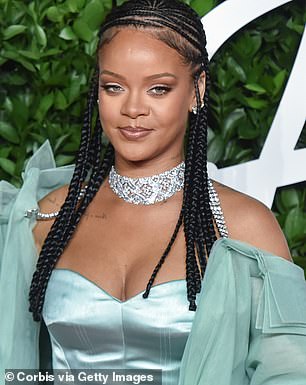 蕾哈娜 (Rihanna) 在 2019 年英国时尚奖上的照片；