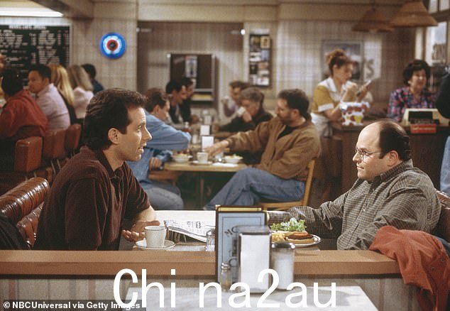 演员不是别人，正是杰森·亚历山大 (Jason Alexander)，他在 NBC 电视剧《宋飞正传》(Seinfeld) 中饰演乔治·科斯坦扎 (George Costanza) 这一角色