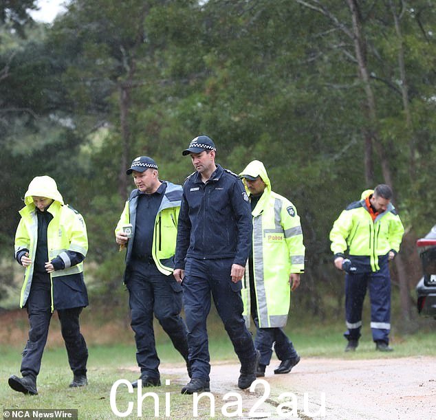 周三，数十名警察聚集在墨菲女士家以南的格伦维尔附近，进行新的搜索，以找到她的尸体