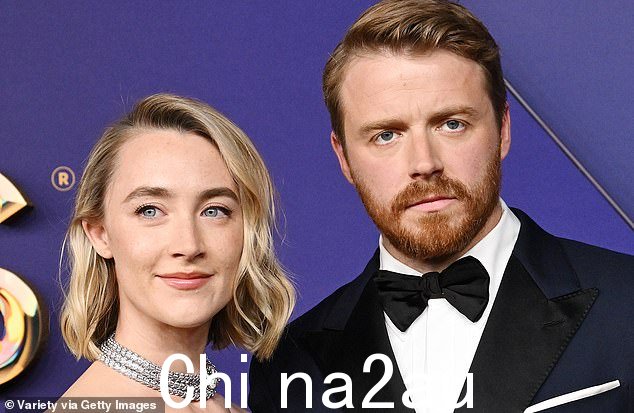 Saoirse 和她的丈夫 Jack Lowden 在 2018 年拍摄苏格兰玛丽女王时相识