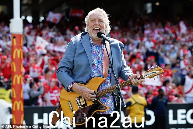 布雷迪再次在 MCG 超过 100,000 名球迷面前演奏了他的标志性歌曲 Up There Cazaly