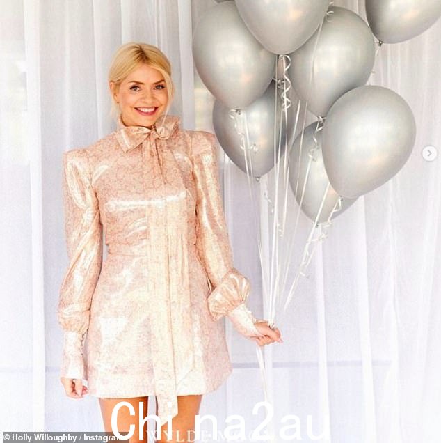 Holly Willoughby 忽略了 Phillip Schofield 最近的“滑动”，因为她在周六拍摄了令人惊叹的长腿新照片