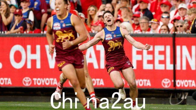 狮子队的拉奇·尼尔 (Lachie Neale) 在周六最后的警报声后庆祝。图片：Darrian Traynor/AFL Photos/via Getty Images