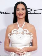 凯蒂·佩里 (Katy Perry) 的 AFL 总决赛表演因一个非常意想不到的原因而走红，粉丝们注意到了搞笑的细节：“新的左鲨鱼”