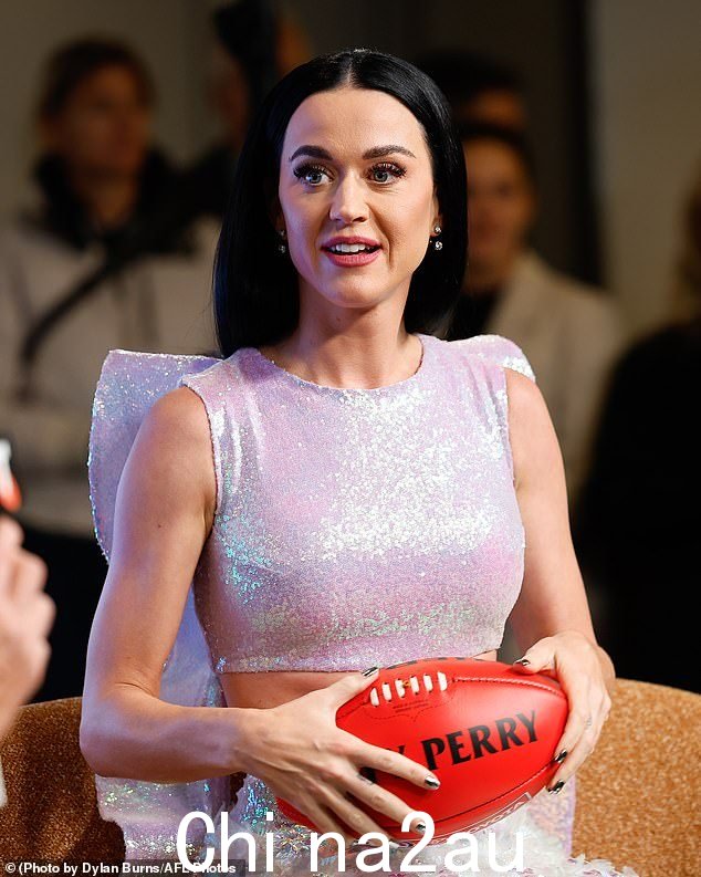  凯蒂·佩里 (Katy Perry) 在周末 AFL 总决赛表演后于周一发布了令人兴奋的消息，让她的粉丝们大吃一惊