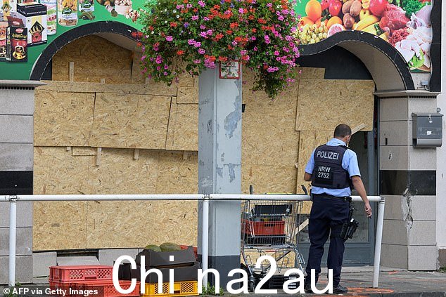 一名警察在埃森一家食品店前巡逻，一名男子将一辆货车撞向食品店