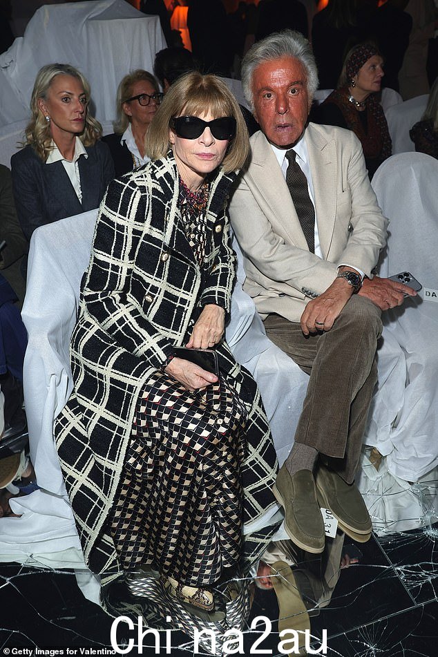 Anna Wintour 确保她也坐在前排，因为她与意大利商人 Giancarlo Giammetti 坐在一起