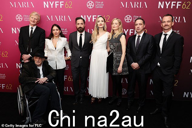 (L-R) Guy Hendrix Dyas、Ed Lachman、Sofía Subercaseaux、Pablo Larraín、Jolie、Alba Rohrwacher、Juan de Dios Larraín 和 Jonas Dornbach