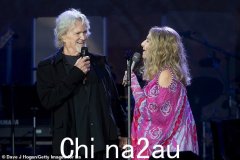 芭芭拉·史翠珊 (Barbra Streisand) 和多莉·帕顿 (Dolly Parton) 领衔名人悼念克里斯·克里斯托佛森 (Kris Kristofferson)，瑞巴·麦肯泰尔 (Reba McEntire) 和梅丽莎·埃瑟里