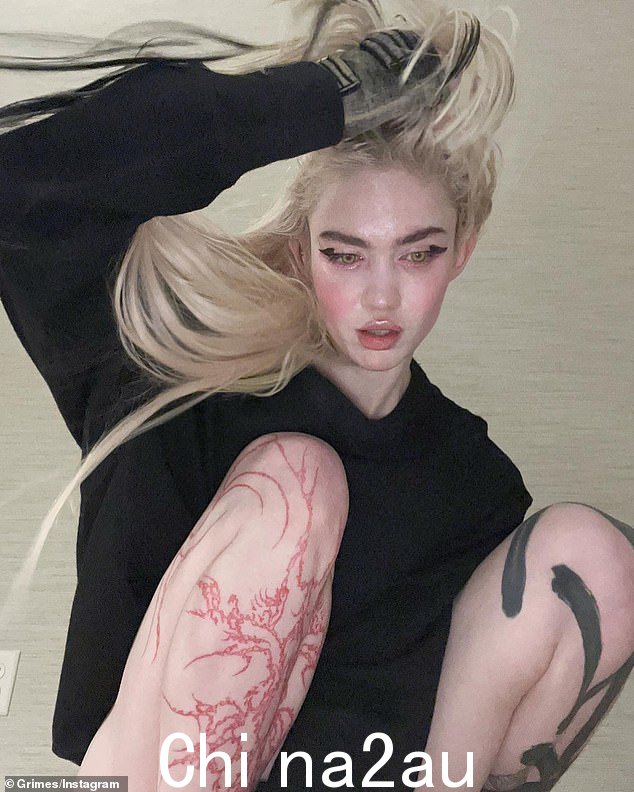 Grimes 腿上有 Cyber​​sigilism 纹身。Z 世代最新的纹身趋势是“cybersigilism”——据说具有神奇的力量。如图：cybersigilism 纹身