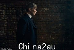 《浴血黑帮》电影第一眼：希里安·墨菲 (Cillian Murphy) 穿上他标志性的汤米·谢尔比 (Tommy Shelby) 服装，在利物浦的一个秘密地点正式开始拍摄这部备受期待