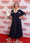 78 岁的莫琳·利普曼 (Maureen Lipman) 连续第四年荣获 Inside Soap 奖喜剧表演奖，这是她在确认与男友大卫·特纳 (David Turner) 订婚后首次公开露面