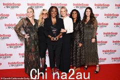 莱西·特纳 (Lacey Turner) 在宣布怀孕数小时后，在 Inside Soap Awards 颁奖典礼上展示了她穿着闪闪发光的金色连衣裙的肚子