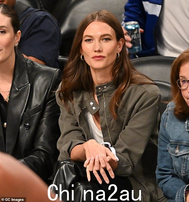 卡莉·克劳斯 (Karlie Kloss) 出席周二在纽约市巴克莱中心举行的纽约自由人队 vs 拉斯维加斯王牌队篮球比赛