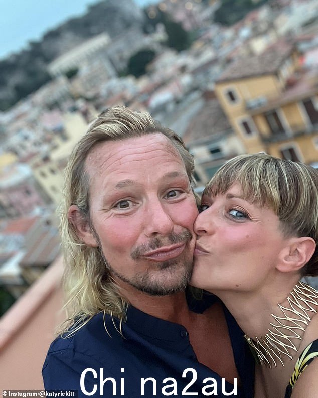 Adam Rickitt 和妻子 Katy 在社交媒体上发布的复古快照中看起来无法辨认