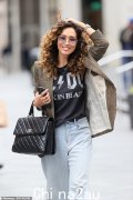 Myleene Klass 带着价值 6,000 英镑的 Chanel 手提包和 AC/DC T 恤走出 Smooth Radio 工作室，展示了她的新卷发