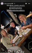 克莱尔·斯威尼 (Claire Sweeney) 和男友瑞奇·哈顿 (Ricky Hatton) 与保镖朋友一起用餐，看起来十分恩爱