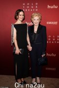 49 岁的莎拉·保尔森 (Sarah Paulson) 和 81 岁的伴侣霍兰·泰勒 (Holland Taylor) 手牵手出现在《屏住呼吸》首映式上，看上去十分恩爱。