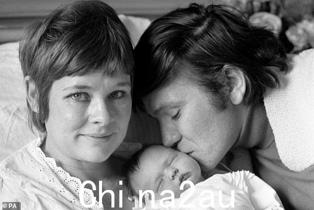 朱迪·丹奇 (Judi Dench) 与女儿芬蒂 (Finty) 和丈夫迈克尔·威廉姆斯 (Michael Williams) 于 1972 年合影