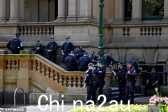 新南威尔士州警察和防暴警察在巴勒斯坦社区守夜纪念一周年之前出现2024 年 10 月 7 日星期一，哈马斯 10 月 7 日对以色列的袭击，在悉尼市政厅举行。（AAP 图片/Bianca De Marchi）无存档