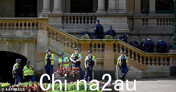 新南威尔士州警察和防暴警察在巴勒斯坦社区守夜标记前出现2024 年 10 月 7 日星期一，哈马斯 10 月 7 日袭击以色列一周年，在悉尼市政厅举行。（AAP 图片/Bianca De Marchi）无存档