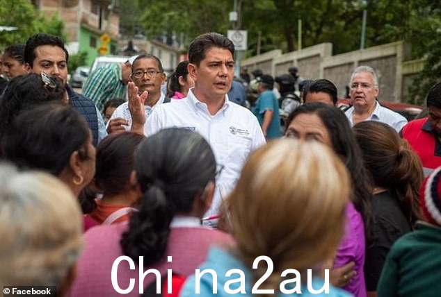 周日被谋杀前几个小时，市长亚历杭德罗·阿科斯访问了 Chilpancingo 受上个月飓风约翰影响的社区