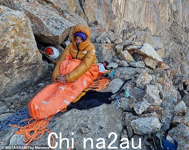 英国登山家 Manners 女士在山上穿着睡袋