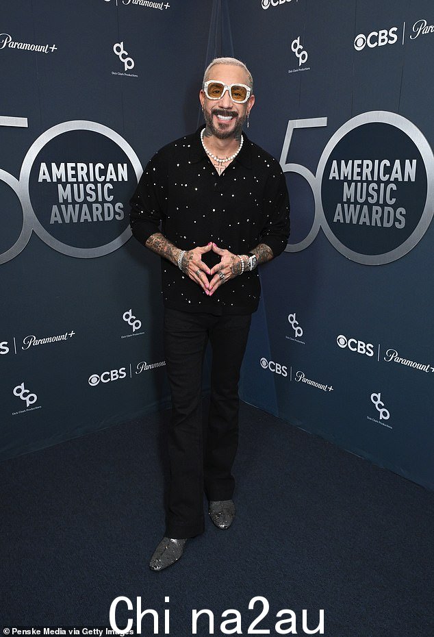 后街男孩明星 AJ McLean 在红地毯上看起来面目全非