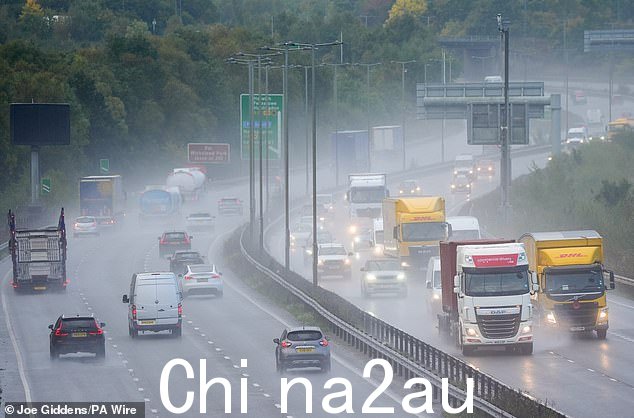 预计会有更多倾盆大雨袭击英国，类似于周一在北安普敦郡凯特林附近的 A14 高速公路上看到的降雨