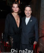 达米安·赫尔利 (Damian Hurley) 与他的教父大卫·弗尼什 (David Furnish) 在态度奖上展示时尚风采，引人注目