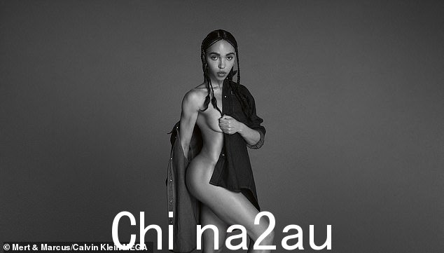 FKA Twigs 周三在 Calvin Klein 全新宣传活动中赤身裸体，只穿一件牛仔衬衫遮掩了自己的端庄