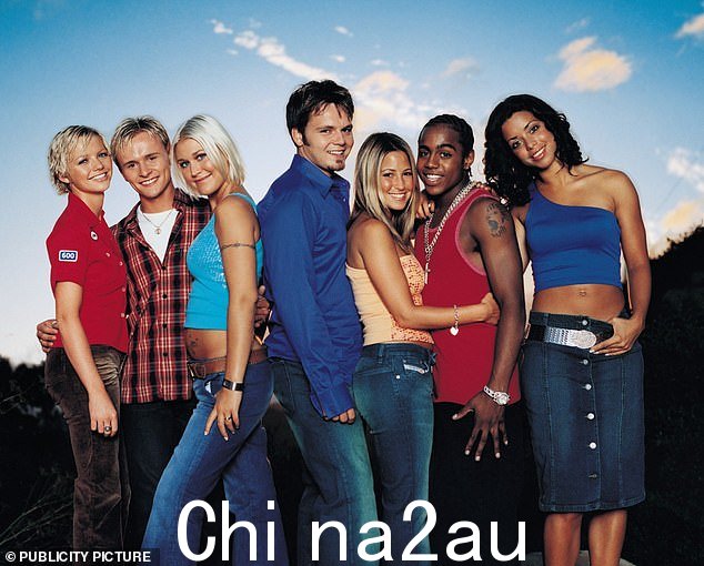 S Club 7 成立于 1998 年，乐队在 1999 年至 2003 年间取得了一系列巨大成功（图于 2001 年）