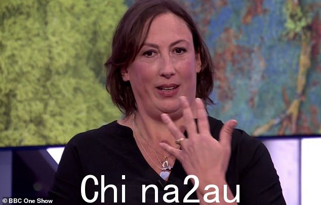 米兰达·哈特 (Miranda Hart) 透露，在丈夫在邱园求婚之前，她就与丈夫分手了（图为在 The One Show 上展示她的结婚戒指）周二晚上）