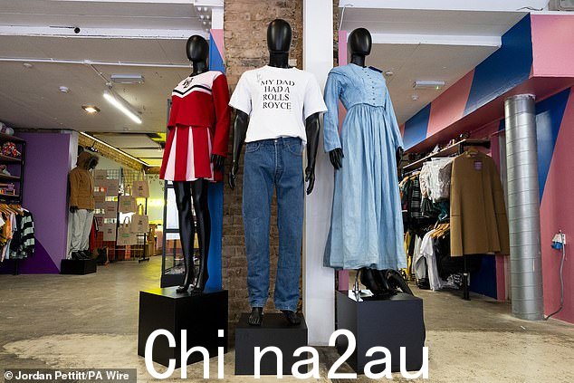 图片从左到右：琼在《黑镜》中的啦啦队服装、贝克汉姆的劳斯莱斯 T 恤、维多利亚·贝克汉姆签名的劳斯莱斯 T 恤和弗洛伦斯·皮尤在《奇迹》中的连衣裙