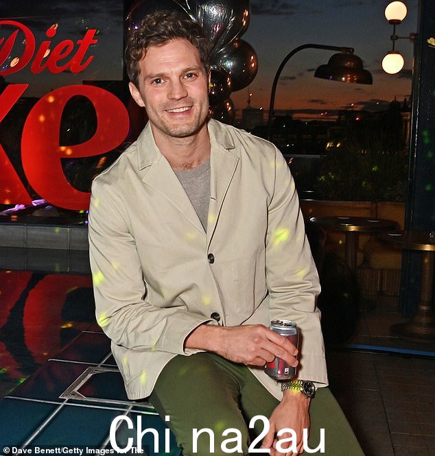 杰米·多南 (Jamie Dornan) 周四晚上在健怡可乐派对上与尼克·格里姆肖 (Nick Grimshaw) 交谈时，厚颜无耻地透露了自己的性生活，并在 180 House 班级发起了“这是我的味道”活动=