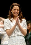 凯蒂·霍尔姆斯 (Katie Holmes) 在百老汇戏剧《我们的小镇》谢幕时看起来精神很好，但剧评人的评价却冷淡