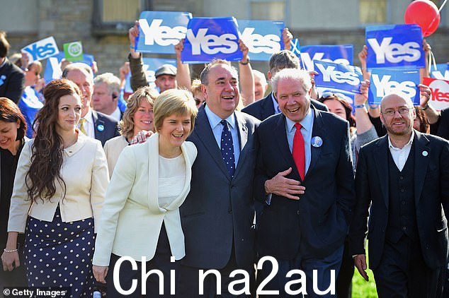 2014 年副首席部长 Nicola Sturgeon、首席部长 Alex Salmond 和苏格兰民族党前副领导人 Jim Sillars 与活动人士在 Piershill 广场合影