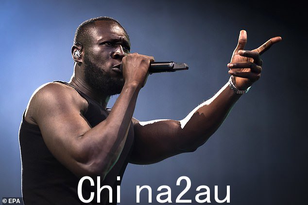 Stormzy 周四晚上在伦敦希思罗机场被拍到拥抱并亲吻美国歌手维多利亚，似乎证实了他们的关系。